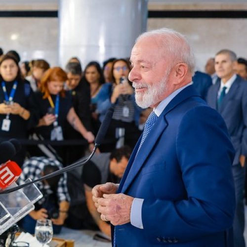 Lula Comenta Inflação de Alimentos e Combustíveis em Entrevista no Palácio do Planalto