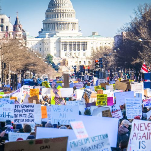 Trump revoga TPS para venezuelanos: crise humanitária, polêmica e futuro incerto para milhares de imigrantes